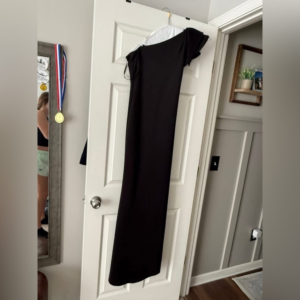 Chic Black One-Shoulder Gown